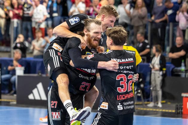 Cheering after the win for Erlangen, Antonio Metzner HC Erlangen, 27 , Sander Andreassen Overjordet HC Erlangen, 08 , Maxsim Lochmann HC Erlangen, 32 HC Erlangen vs Rhein Neckar Löwen, Handball, 1 Handball Bundesliga, Saison 2025 2026, 28 Spieltag, 05 04 2026 HC Erlangen vs Rhein Neckar Löwen, Handball, 1 Handball Bundesliga, Saison 2025 2026, 28 Spieltag, 05 04 2026 Nuernberg Copyright: xEibner-Pressefoto ArdanxFuessmanx EP_AFN