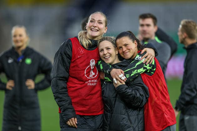 GER, Jena, Carl Zeiss Jena vs Vfl Wolfsburg, DFB Cup Women, Football, DFB, 2025 2026 season, ad hoc Arena at Ernst Abbe Sportfeld, semi-final in picture Vfl Wolfsburg defeats Jena after goals in penalty shootout by Smilla Vallotto VfL Wolfsburg Women 14 , Joy, Emotions after the victory, cheering with the fans, Camilla Küver VfL Wolfsburg Women 16 , Svenja Huth VfL Wolfsburg Women 10 , Martina Tufekovic VfL Wolfsburg Women 21 DFB DFL REGULATIONS PROHIBIT ANY USE OF PHOTOGRAPHS AS IMAGE SEQUENCES AND OR QUASI VIDEO, 05 04 2025 Copyright: HMBxMedia HendrikxHamelau