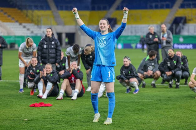 GER, Jena, Carl Zeiss Jena vs Vfl Wolfsburg, DFB Pokal Women, Football, DFB, 2025 2026 season, ad hoc Arena at Ernst Abbe Sportfeld, semi-final in picture Vfl Wolfsburg defeats Jena after goals in penalty shootout by Smilla Vallotto VfL Wolfsburg Women 14 , Joy, emotions after the victory, jubilation with the fans, Stina Johannes VfL Wolfsburg Women 1 DFB DFL REGULATIONS PROHIBIT ANY USE OF PHOTOGRAPHS AS IMAGE SEQUENCES AND OR QUASI VIDEO, 05 04 2025 Copyright: HMBxMedia HendrikxHamelau