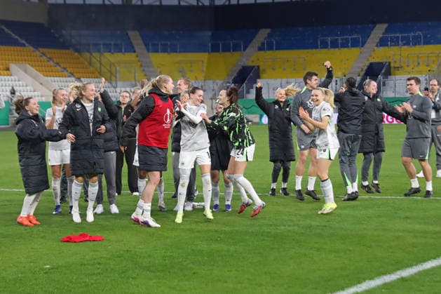 DFB Pokal Women FC Carl Zeiss Jena VfL Wolfsburg 05 04 26 The VfL Wolfsburg team celebrates the victory Football, DFB Pokal Women, Semifinal FC Carl Zeiss Jena vs VfL Wolfsburg on 05 04 26 at Ernst Abbe Sportfeld ad hoc arena, Jena DFL REGULATIONS PROHIBIT ANY USE OF PHOTOGRAPHS AS IMAGE SEQUENCES AND OR QUASI VIDEO Copyright: xBEAUTIFULxSPORTS JanxKaeferx