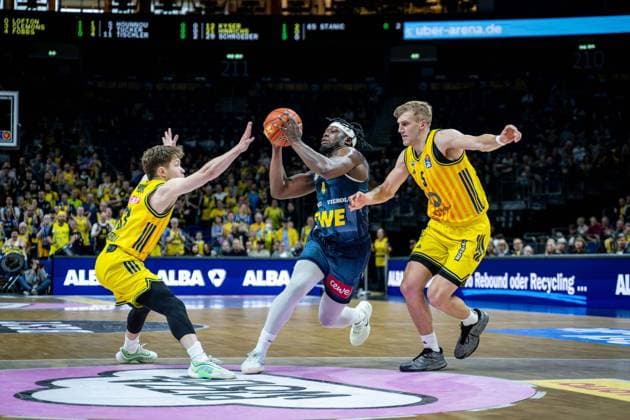 Basketball Berlin 05 04 2026 Season 2025 2026 EasyCredit BBL 1 Bundesliga Men, Men Alba Berlin EWE Baskets Oldenburg Brian Fobbs Oldenburg, No 04 Bennet Hundt Alba Berlin, No 33 Sam Griesel Alba Berlin, No 05
