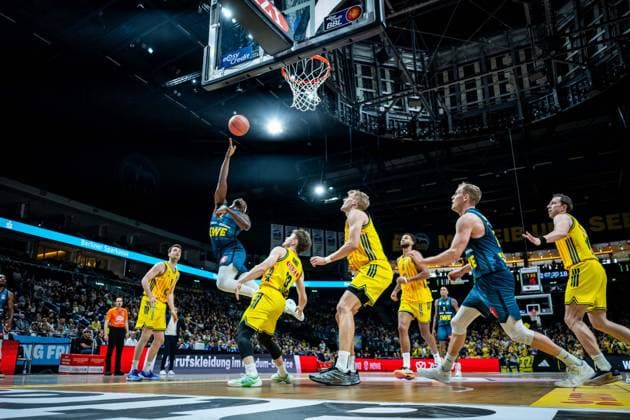 Basketball Berlin 05 04 2026 Season 2025 2026 EasyCredit BBL 1 Bundesliga Men, Men Alba Berlin EWE Baskets Oldenburg Brian Fobbs Oldenburg, No 04 Bennet Hundt Alba Berlin, No 33