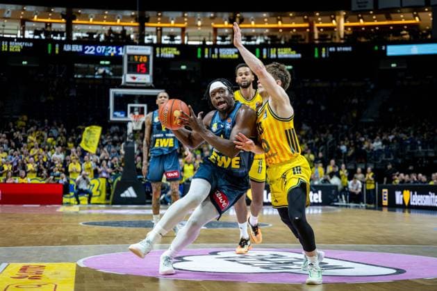 Basketball Berlin 05 04 2026 Season 2025 2026 EasyCredit BBL 1 Bundesliga Men, Men Alba Berlin EWE Baskets Oldenburg Brian Fobbs Oldenburg, No 04 Bennet Hundt Alba Berlin, No 33