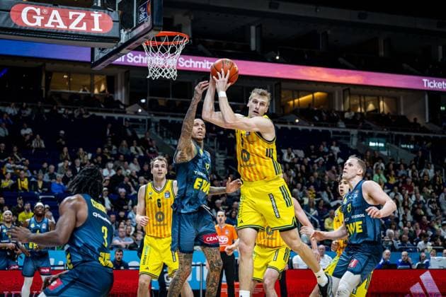 Basketball Berlin 05 04 2026 Season 2025 2026 EasyCredit BBL 1 Bundesliga Men, Men Alba Berlin EWE Baskets Oldenburg Sam Griesel Alba Berlin, No 05 Michale Kyser Oldenburg, No 12