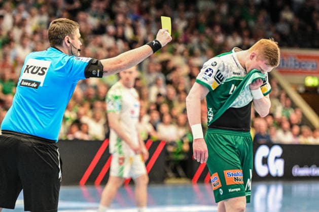 DAIKIN HBL Bundesliga Frisch Auf Göppingen SC Magdeburg Göppingen, 05 04 2026 Referee Denis Regner gives yellow against Ymir Oern Gislason Frisch Auf Göppingen, 33 Göppingen, 05 04 2026 27 Matchday of the DAIKIN Handball Bundesliga, Frisch Auf Göppingen SC Magdeburg, EWS Arena, Göppingen Copyright: xBEAUTIFULxSPORTS Märklx