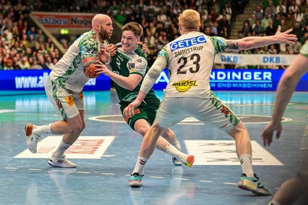 DAIKIN HBL Bundesliga Frisch Auf Göppingen SC Magdeburg Göppingen, 05 04 2026 Tough battle in the circle Oskar Neudeck Frisch Auf Göppingen, 2 against Oscar Bergendahl SC Magdeburg, 54 and Magnus Saugstrup SC Magdeburg, 23 Göppingen, 05 04 2026 27th matchday of the DAIKIN Handball Bundesliga, Frisch Auf Göppingen SC Magdeburg, EWS Arena, Göppingen Copyright: xBEAUTIFULxSPORTS Märklx