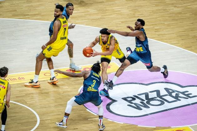 Basketball Berlin 05 04 2026 Season 2025 2026 EasyCredit BBL 1 Bundesliga Men, Men Alba Berlin EWE Baskets Oldenburg Jack Kayil Alba Berlin, No 07 Chris Clemons Oldenburg, No 03 Dakarai Tucker Oldenburg, No 07