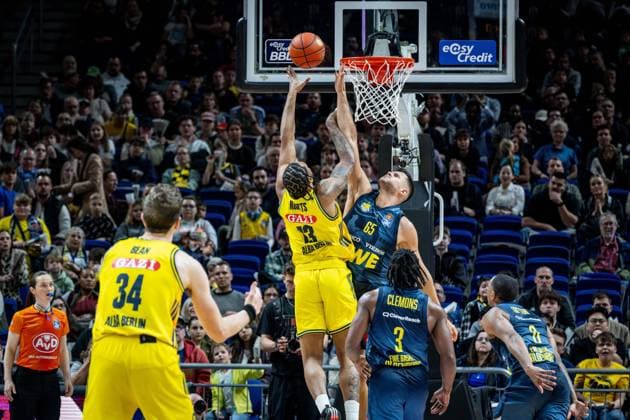 Basketball Berlin 05 04 2026 Season 2025 2026 EasyCredit BBL 1 Bundesliga Men, Men Alba Berlin EWE Baskets Oldenburg J wan Roberts Alba Berlin, No 13 Filip Stanic Oldenburg, No 65