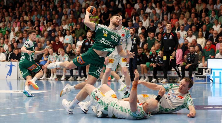 05 04 2026, Germany, Göppingen, Handball Bundesliga, Matchday 27, Frisch Auf Göppingen vs SC Magdeburg, top Ludvig Jurmala Aström Göppingen , bottom f l Oscar Bergendahl, Felix Claar Magdeburg