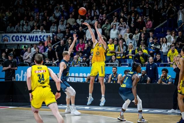 Basketball Berlin 05 04 2026 Season 2025 2026 EasyCredit BBL 1 Bundesliga Men, Men Alba Berlin EWE Baskets Oldenburg Moses Wood Alba Berlin, No 11 last throw Seth Hinrichs Oldenburg, No 21