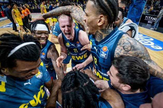 Basketball Berlin 05 04 2026 Season 2025 2026 EasyCredit BBL 1 Bundesliga Men, Men Alba Berlin EWE Baskets Oldenburg jubel Oldenburg Brian Fobbs Oldenburg, No 04 Seth Hinrichs Oldenburg, No 21 Michale Kyser Oldenburg, No 12 and others