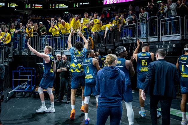 Basketball Berlin 05 04 2026 Season 2025 2026 EasyCredit BBL 1 Bundesliga Men, Men Alba Berlin EWE Baskets Oldenburg jubil Oldenburg after the victory with fans