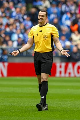 05.04.2026, GER, Fussball, Herren, 2. BL, Saison 2025 2026, FC Schalke 04 - Karlsruher SC Schiedsrichter Richard Hempel gestikuliert, Gestik Gelsenkirchen VELTINS-Arena Nordrhein-Westfalen Deutschland *** 05 04 2026, GER, Soccer, Men, 2 BL, Season 2025 2026, FC Schalke 04 Karlsruher SC Referee Richard Hempel gestures, gestures Gelsenkirchen VELTINS Arena Nordrhein Westfalen Germany Copyright: xAdrianxSchlüterx