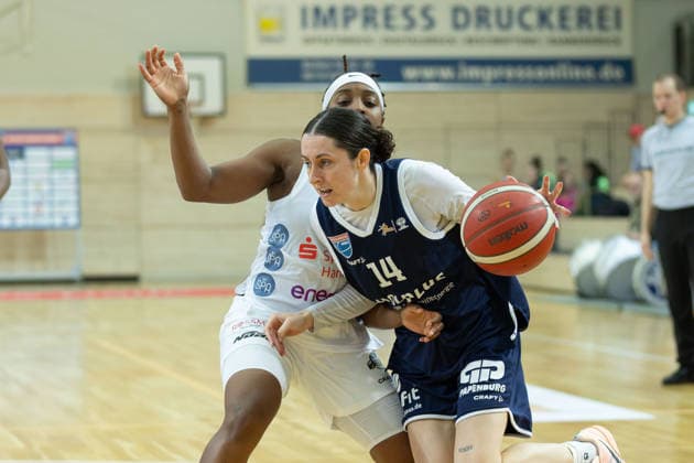 Lashae Dwyer Luchse, 2 , Katelyn Shumate Lions, 14 , Syntainics MBC vs TK Hannover Luchse, Women, Basketball, 1 Bundesliga, DBBL, Playoffs 2 3, Season 2025 26, 05 04 2026 Halle SWH Arena Sachsen Anhalt Germany