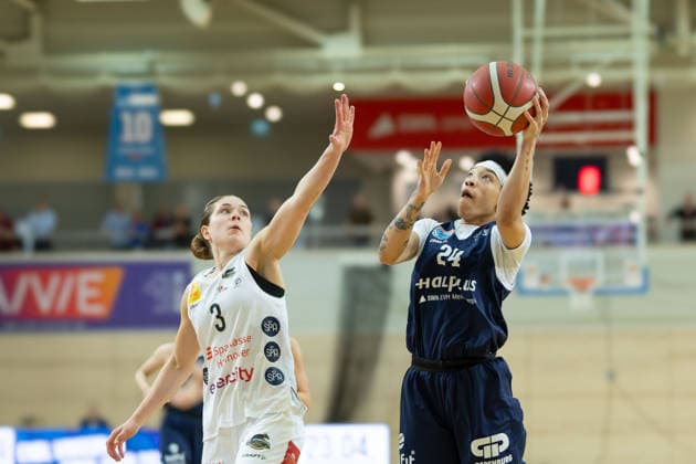 Lovisa Hjern Luchse, 3 , Liz Smith Lions, 24 , Syntainics MBC vs TK Hannover Luchse, Women, Basketball, 1 Bundesliga, DBBL, Playoffs 2 3, Season 2025 26, 05 04 2026 Halle SWH Arena Sachsen Anhalt Germany