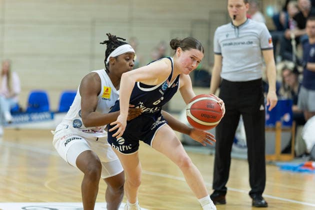 Lashae Dwyer Luchse, 2 , Nicole Brochlitz Lions, 6 , Syntainics MBC vs TK Hannover Luchse, Women, Basketball, 1 Bundesliga, DBBL, Playoffs 2 3, Season 2025 26, 05 04 2026 Halle SWH Arena Sachsen Anhalt Germany