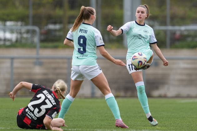 05 04 2026, Football, 2 Womens Bundesliga, 2025 2026, 22 Matchday, Eintracht Frankfurt II SG 99 Andernach Sarah Klyta 11 SG 99 Andernach plays the ball Frankfurt am Main Stadion am Brentanobad Hessen Germany