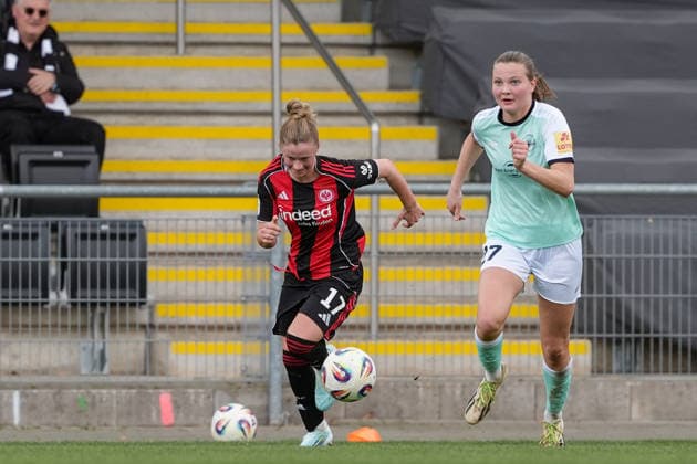 05 04 2026, Football, 2 Womens Bundesliga, 2025 2026, Matchday 22, Eintracht Frankfurt II SG 99 Andernach Malou Müller 27 SG 99 Andernach drives the ball forward Marie Kleemann 17 Eintracht Frankfurt II tries to get behind Frankfurt am Main Stadion am Brentanobad Hessen Germany