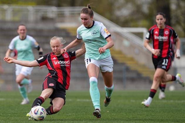 05 04 2026, Football, 2 Womens Bundesliga, 2025 2026, Matchday 22, Eintracht Frankfurt II SG 99 Andernach Keira Bednorz Eintracht Frankfurt II stalks the ball away from Sarah Klyta SG 99 Andernach at the last moment Frankfurt am Main Stadion am Brentanobad Hesse Germany