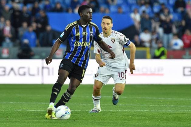CALCIO - Serie A - Pisa SC vs Torino FC Ebenezer Akinsanmiro (Pisa) thwarted by Nikola Vlasic (Torino) during Pisa SC vs Torino FC, Italian soccer Serie A match in Pisa, Italy, April 05 2026 Pisa Italy  Copyright: xIPAxSport ABACAx