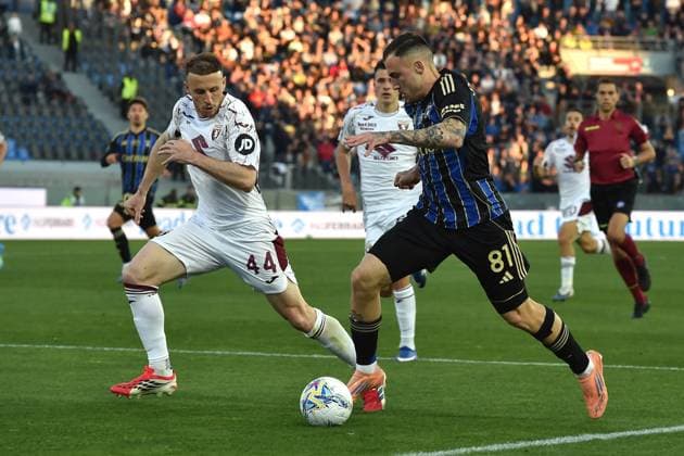 CALCIO - Serie A - Pisa SC vs Torino FC Filip Stojilkovic (Pisa) thwarted by Ardian Ismajli (Torino) during Pisa SC vs Torino FC, Italian soccer Serie A match in Pisa, Italy, April 05 2026 Pisa Italy  Copyright: xIPAxSport ABACAx