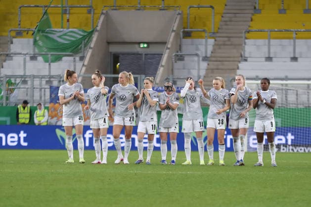 DFB-Pokal Frauen: FC Carl Zeiss Jena - VfL Wolfsburg; 05.04.26 Das Team des VfL Wolfsburg fiebert während des Elfmeterschießens mit. Fußball, DFB-Pokal Frauen, Halbfinale: FC Carl Zeiss Jena vs. VfL Wolfsburg am 05.04.26 im Ernst-Abbe-Sportfeld ad hoc arena, Jena. DFL REGULATIONS PROHIBIT ANY USE OF PHOTOGRAPHS AS IMAGE SEQUENCES AND OR QUASI-VIDEO. Copyright: xBEAUTIFULxSPORTS JanxKaeferx