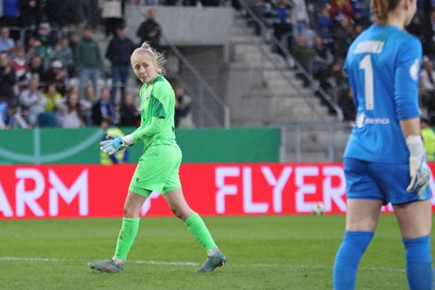 DFB Pokal Women FC Carl Zeiss Jena VfL Wolfsburg 05 04 26 Goalkeeper Jasmin Janning 1, Carl Zeiss Jena with view to the opponent during the penalty shootout Football, DFB Pokal Women, Semifinal FC Carl Zeiss Jena vs VfL Wolfsburg on 05 04 26 at Ernst Abbe Sportfeld ad hoc arena, Jena DFL REGULATIONS PROHIBIT ANY USE OF PHOTOGRAPHS AS IMAGE SEQUENCES AND OR QUASI VIDEO Copyright: xBEAUTIFULxSPORTS JanxKaeferx