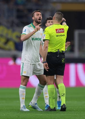 Milan, Italy, 5th April 2026. Bryan Cristante of AS Roma discusses with the Referee Simone Sozza during the Internazionale vs AS Roma Serie A match at Giuseppe Meazza, Milan. Picture credit should read: Jonathan Moscrop Sportimage EDITORIAL USE ONLY. No use with unauthorised audio, video, data, fixture lists, club league logos or live services. Online in-match use limited to 120 images, no video emulation. No use in betting, games or single club league player publications. SPI_015_JM_INTER_ROMA SPI-4643-0015