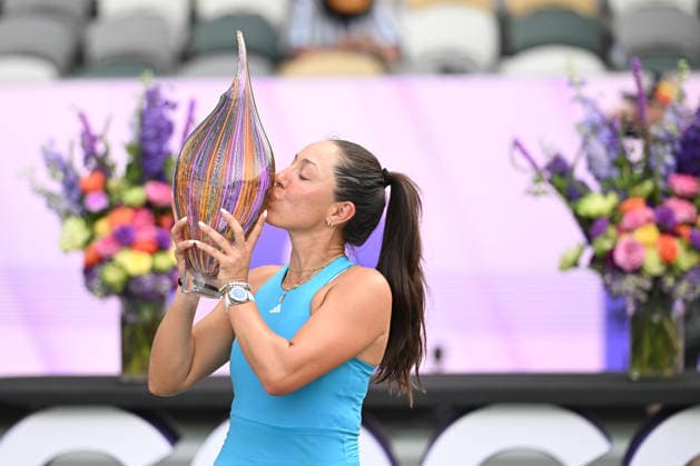 April 5, 2026, Charleston, South Carolina, SC: JESSICA PEGULA of the United States poses with the Credit One Charleston Open championship trophy following her victory against YULIIA STARODUBTSEVA of Ukraine during the Credit One Charleston Open at Credit One Stadium on April 3rd, 2026 in Charleston, SC. Tennis 2026: Charleston Open Finals  - ZUMAv134 20260405_zsp_v134_041 Copyright: xMaxwellxVittoriox