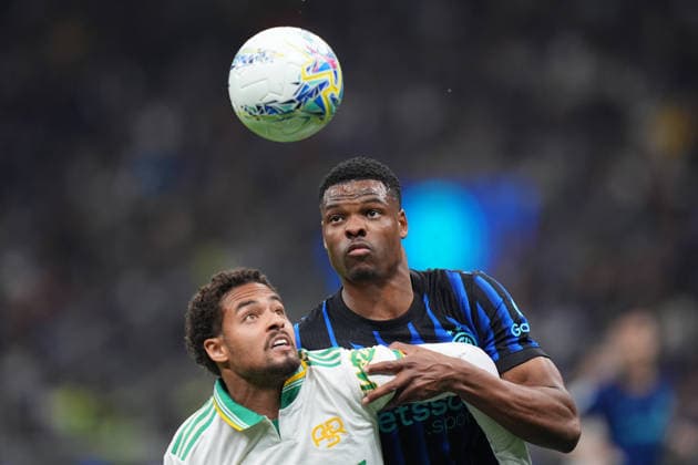 Roma™s Devyne Rensch fights for the ball with Inter Milan™s Denzel Dumfries during the Serie A soccer match between Inter and Roma at the San Siro Stadium in Milan , north Italy - Sunday , April 05 , 2026. - Soccer .  Copyright: xSpada LaPressex