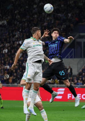 Foto IPP Roberto Bregani Milano 5-04-2026 Calcio Campionato di Serie A 2025 2026, Inter-Roma Nella foto Alessandro Bastoni dell Inter in azione contro Lorenzo Pellegrini della Roma. Italy Photo Press World Copyright. italy ITALY  Copyright: xR4924_italyphotopressx