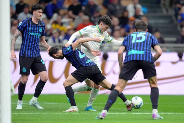 Inter Milan s Hakan Calhanoglu Fights for the ball with Roma™s Matias Soule during the Serie A soccer match between Inter and Roma at the San Siro Stadium in Milan , north Italy - Sunday , April 05 , 2026. - Soccer .  Copyright: xSpada LaPressex