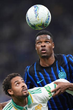 Roma™s Devyne Rensch fights for the ball with Inter Milan™s Denzel Dumfries during the Serie A soccer match between Inter and Roma at the San Siro Stadium in Milan , north Italy - Sunday , April 05 , 2026. - Soccer .  Copyright: xSpada LaPressex