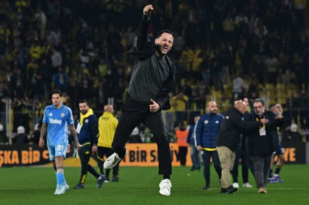 Sport Bilder des Tages Fenerbahce v Besiktas - Turkish Super Lig ISTANBUL, TURKIYE - APRIL 5: Head coach Domenico Tedesco of Fenerbahce celebrate his team s victory at the end of the Turkish Super Lig week 28 football match between Fenerbahce and Besiktas at the Chobani Stadium in Istanbul, Turkiye on April 5, 2026. Serhat Cagdas Anadolu Istanbul Turkey. Editorial use only. Please get in touch for any other usage.  Copyright: x2026xAnadoluxSerhatxCagdasx