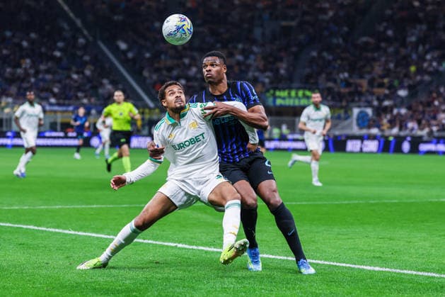 Denzel Dumfries of FC Internazionale competes for the ball with Devyne Rensch of AS Roma during Serie A 2025 26 football match between FC Internazionale and AS Roma at San Siro Stadium in Milan  Copyright: xFabrizioxCarabelli IPAxSportx xipa-agency.netx xx IPA_73775731 IPA_Agency_IPA73775731