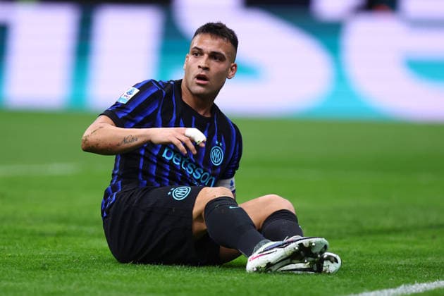 Lautaro Martinez (Fc Internazionale) lies on the ground, Serie A, FC Internazionale v As Roma, Giuseppe Meazza, April 5, 2026, Milan, Italy.