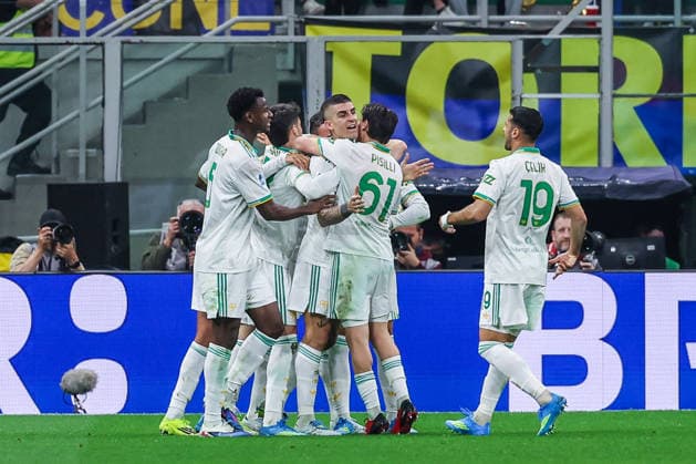 CALCIO - Serie A - Inter - FC Internazionale vs AS Roma Gianluca Mancini of AS Roma celebrates with his teammates after scoring a goal during Serie A 2025 26 football match between FC Internazionale and AS Roma at San Siro Stadium in Milan Milan Italy  Copyright: xIPAxSport ABACAx