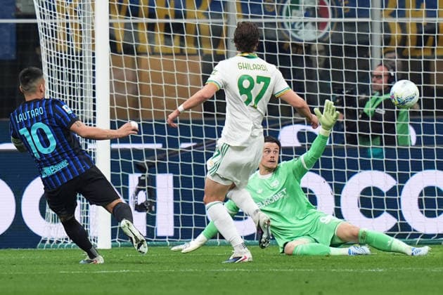 Inter Milan™s Lautaro Martinez scores 3-1 , Roma™s goalkeeper Mile Svilar during the Serie A soccer match between Inter and Roma at the San Siro Stadium in Milan , north Italy - Sunday , April 05 , 2026. - Soccer .  Copyright: xSpada LaPressex