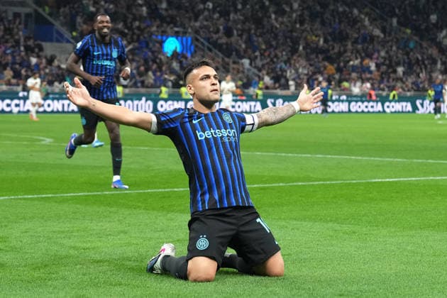 Inter Milan™s Lautaro Martinez celebrates after scoring 3-1 during the Serie A soccer match between Inter and Roma at the San Siro Stadium in Milan , north Italy - Sunday , April 05 , 2026. - Soccer .  Copyright: xSpada LaPressex