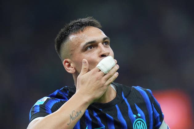Inter Milan™s Lautaro Martinez celebrates after scoring 3-1 during the Serie A soccer match between Inter and Roma at the San Siro Stadium in Milan , north Italy - Sunday , April 05 , 2026. - Soccer .  Copyright: xSpada LaPressex