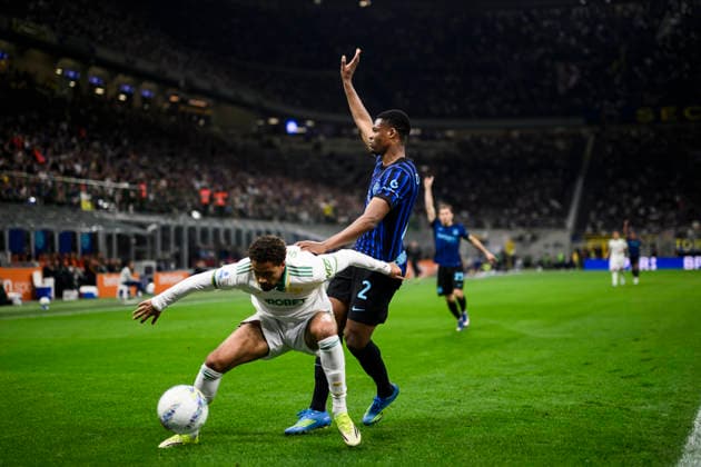 FC Internazionale v AS Roma - Serie A Denzel Dumfries of FC Internazionale competes for the ball with Mario Hermoso of AS Roma during the Serie A football match between FC Internazionale and AS Roma. Milan Italy Copyright: xNicolòxCampox