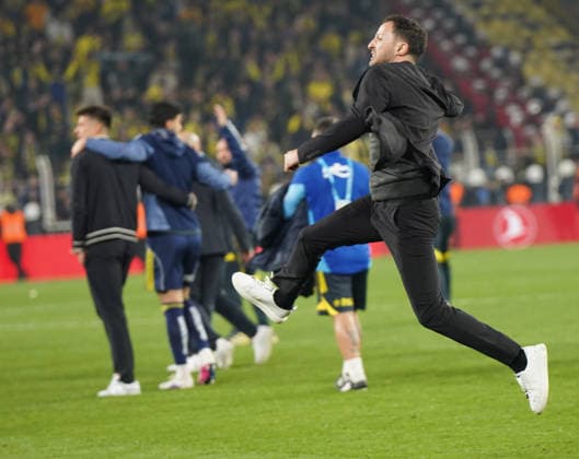 ISTANBUL, TURKEY - APRIL 5: Coach Domenico Tedesco of Fenerbahce victory celebrates after the Trendyol Turkish Süper League match between Fenerbahce SK and Besiktas JK at Chobani Stadium on April 5, 2026 in Istanbul, Turkey. Istanbul Turkey Copyright: xSeskimphotox FBahce-Besiktas-050426 (150)