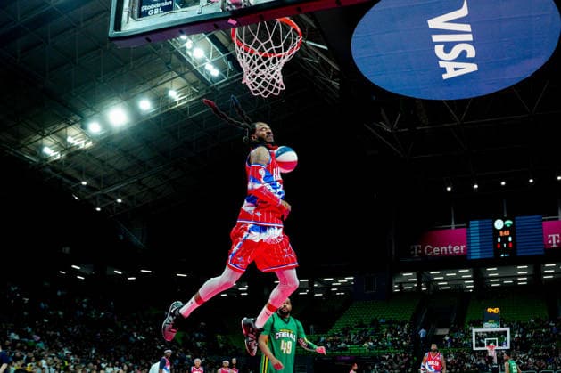 Harlem Globetrotters Show Jumpin Ballard of the Harlem Globetrotters dunks as the Visa logo is visible in the background during a show at the Telecom Center Athens in Athens, Greece, on April 5, 2026. Athens Greece  Copyright: xGiorgosxArapekosx originalFilename:arapekos-notitle260405_npHr9.jpg