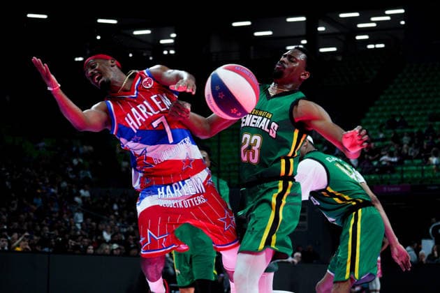 Harlem Globetrotters Show Players from two teams contest the ball during a Harlem Globetrotters show at the Telecom Center Athens in Athens, Greece, on April 5, 2026. Athens Greece  Copyright: xGiorgosxArapekosx originalFilename:arapekos-notitle260405_npIMR.jpg