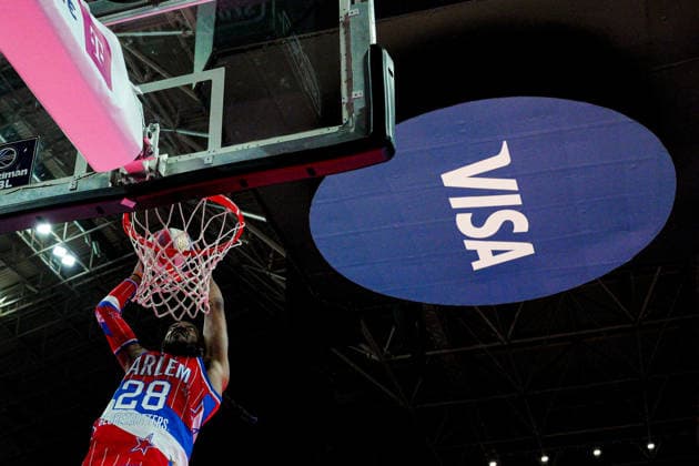 Harlem Globetrotters Show Jumpin Ballard of the Harlem Globetrotters dunks as the Visa logo is visible in the background during a show at the Telecom Center Athens in Athens, Greece, on April 5, 2026. Athens Greece  Copyright: xGiorgosxArapekosx originalFilename:arapekos-notitle260405_npqY0.jpg