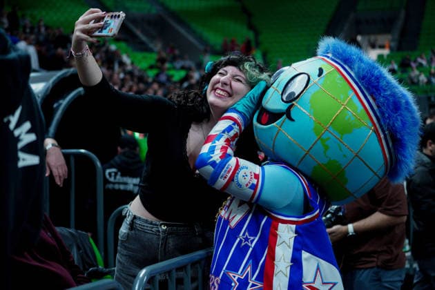 Harlem Globetrotters Show The mascot Globie takes photos with a spectator during the Harlem Globetrotters show at the Telecom Center Athens in Athens, Greece, on April 5, 2026. Athens Greece  Copyright: xGiorgosxArapekosx originalFilename:arapekos-notitle260405_npuJN.jpg
