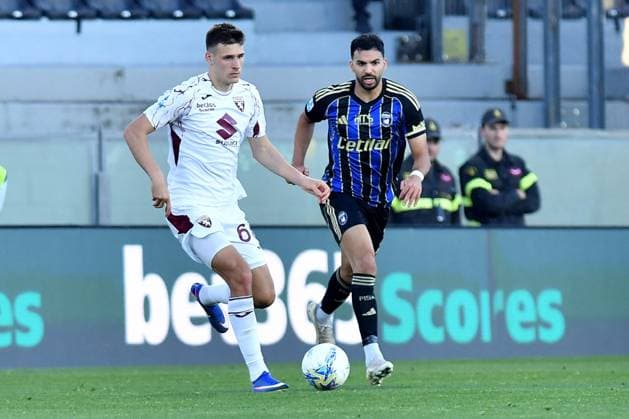CALCIO - Serie A - Pisa SC vs Torino FC Gvidas Gineitis (Torino) thwarted by Mehdi Leris (Pisa) during Pisa SC vs Torino FC, Italian soccer Serie A match in Pisa, Italy, April 05 2026 Pisa Italy  Copyright: xIPAxSport ABACAx