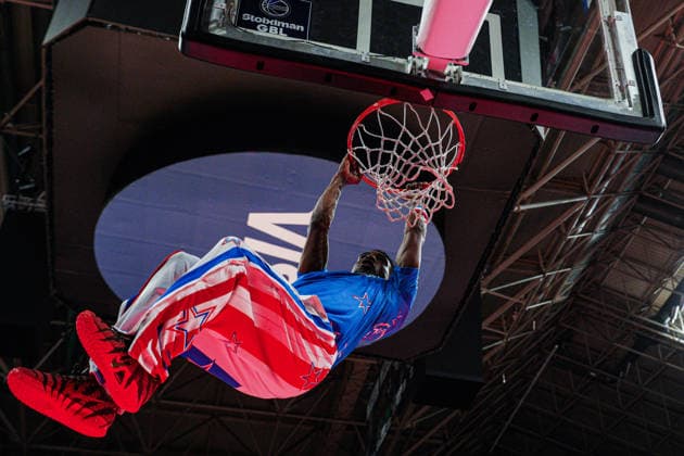 Harlem Globetrotters Show A Harlem Globetrotters showman performs a dunk with the Visa logo visible in the background during a show at the Telecom Center Athens in Athens, Greece, on April 5, 2026. Athens Greece  Copyright: xGiorgosxArapekosx originalFilename:arapekos-notitle260405_np77n.jpg