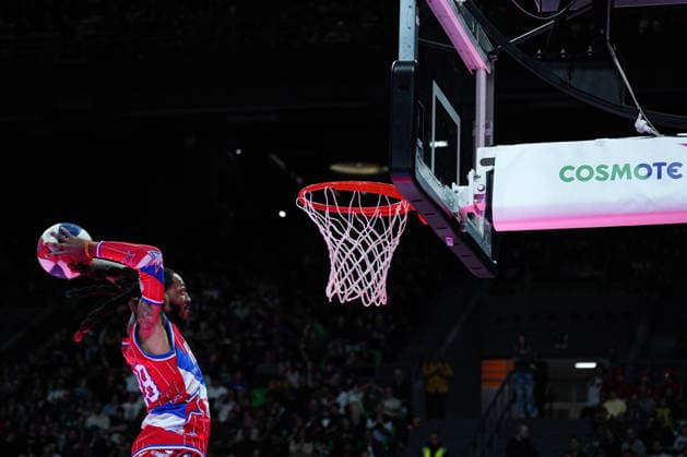Harlem Globetrotters Show Jumpin Ballard dunks during the Harlem Globetrotters show at the Telecom Center Athens in Athens, Greece, on April 5, 2026. Athens Greece  Copyright: xGiorgosxArapekosx originalFilename:arapekos-notitle260405_npl6b.jpg