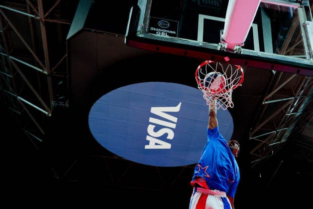 Harlem Globetrotters Show A Harlem Globetrotters showman performs a dunk with the Visa logo visible in the background during a show at the Telecom Center Athens in Athens, Greece, on April 5, 2026. Athens Greece  Copyright: xGiorgosxArapekosx originalFilename:arapekos-notitle260405_npLOU.jpg